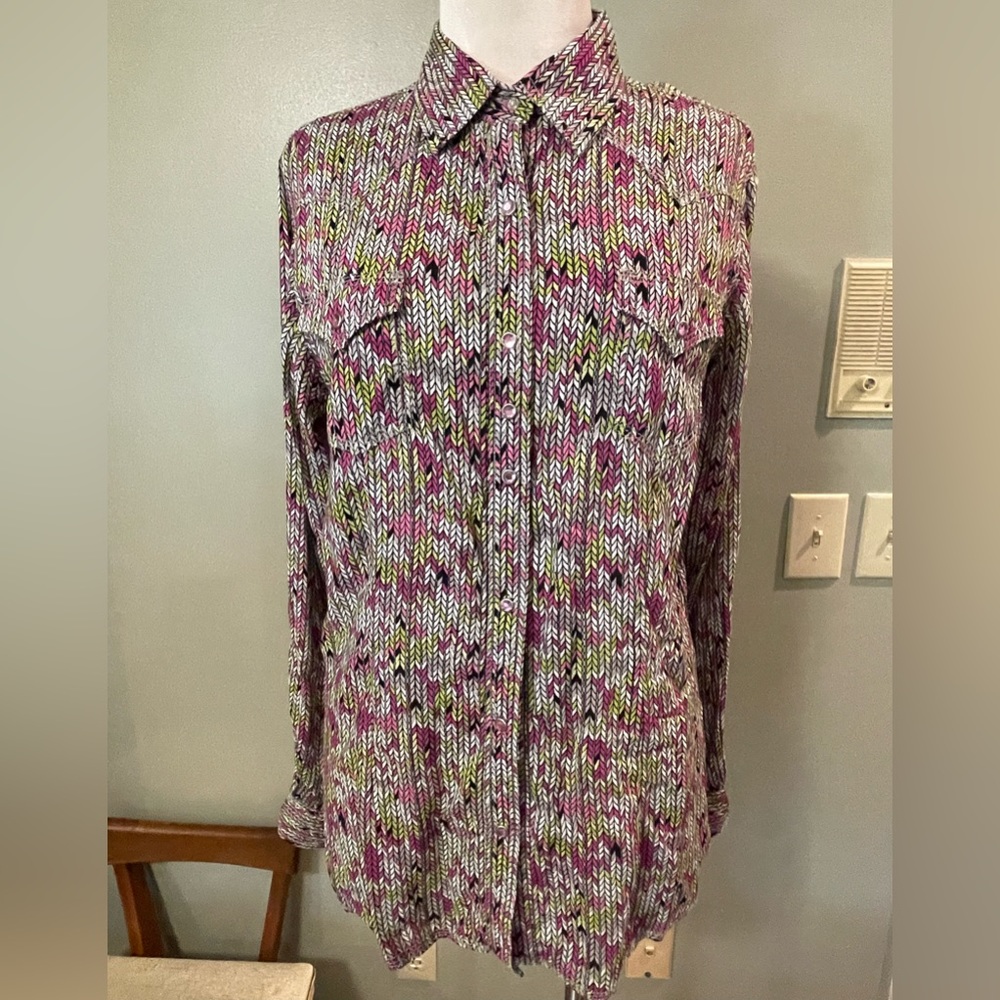 Rock by Wrangler ladies top in a silky fabric, pink rhinestone snaps Size L